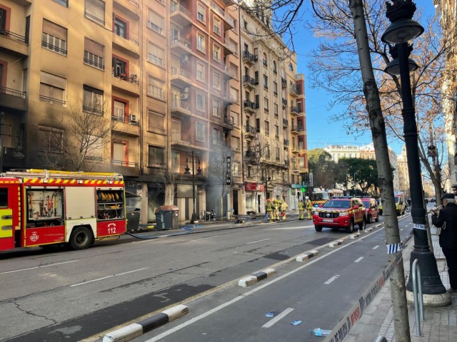 Los vecinos de los dos edificios desalojados por el incendio en un bingo pueden acceder a sus viviendas