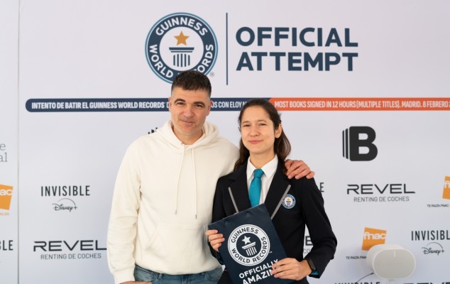 El escritor castellonense Eloy Moreno bate el Guinness World Record de libros firmados en un día