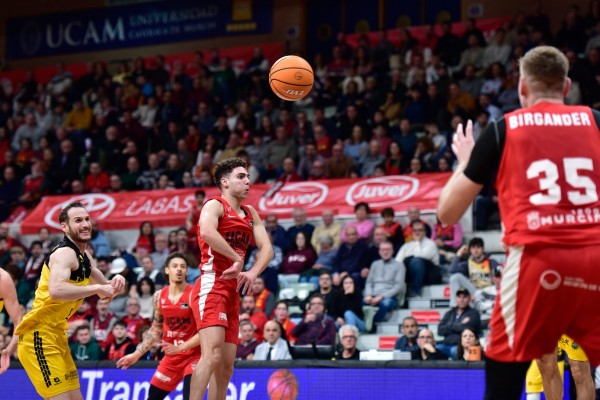 Derrota dolorosa y polémica: el UCAM CB pierde encajando un triple sobre la bocina con un balón que debía ser murciano