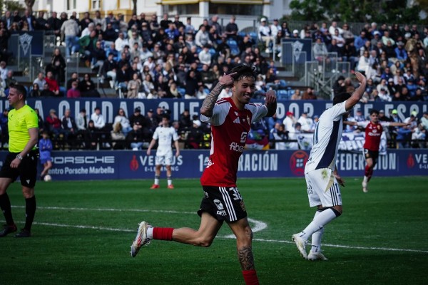 ¿No podría pedir jugar siempre fuera? El Real Murcia golea en Marbella para situarse a un punto del liderato 