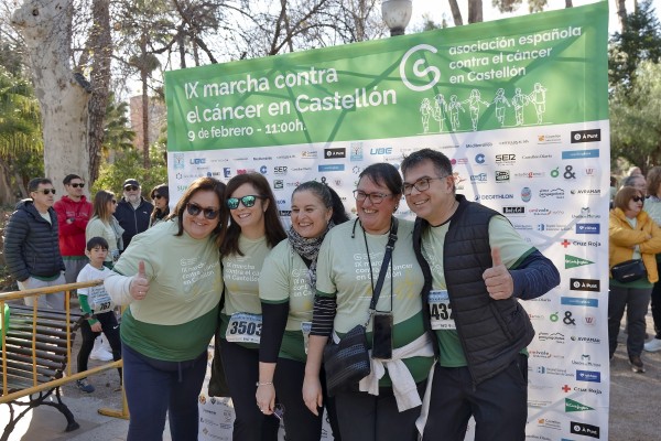 Más de 6500 personas marchan en una 'marea verde' solidaria de récord contra el cáncer en Castelló