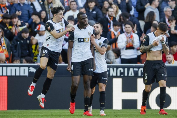 Diakhaby llora con su gol mientras Mestalla le canta “te quiero”