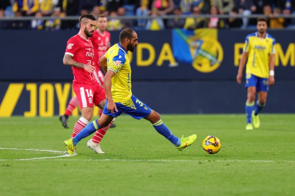 Ni siquiera con dos penaltis a favor: el Efesé es goleado en Cádiz y sigue acercándose al descenso