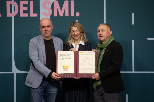 Díaz firma con CCOO y UGT el alza del SMI: 