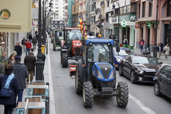 Decenas de tractores recorren las calles de Valencia para denunciar competencia desleal