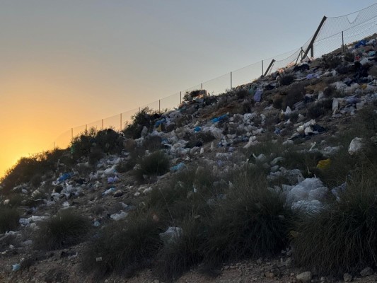 Vecinos de las pedanías de Elche se movilizan, hastiados por el olor y suciedad de la planta de Els Cremats