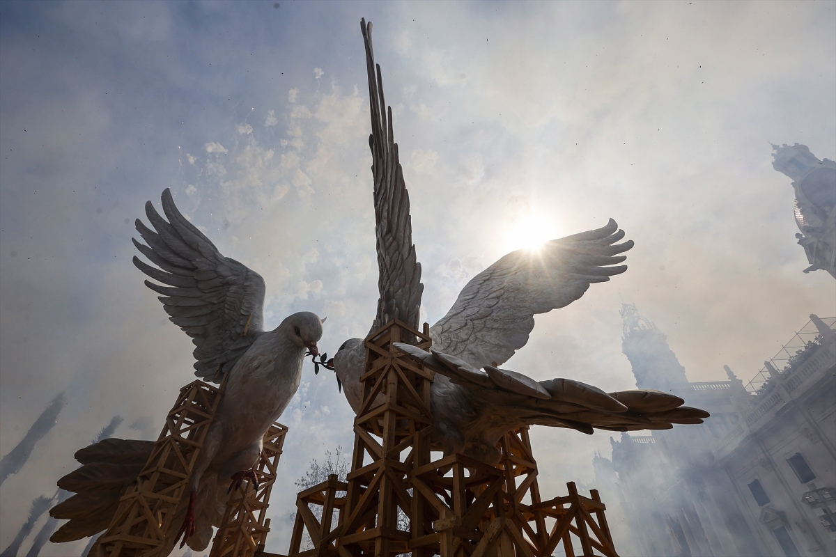 Imagen de archivo de la falla municipal de las Fallas 2024 - Foto: ROBER SOLSONA/EP