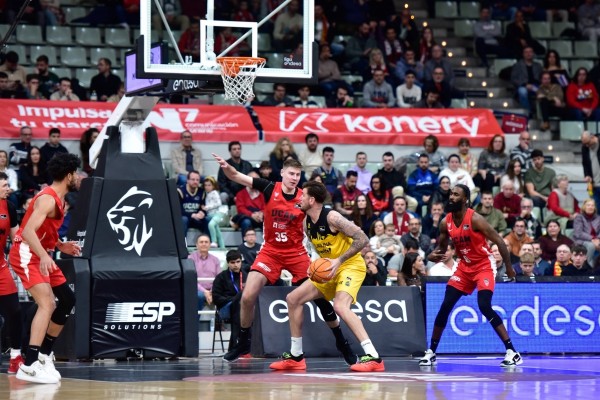El UCAM CB, envuelto en la polémica, se aleja a dos victorias de los play off 