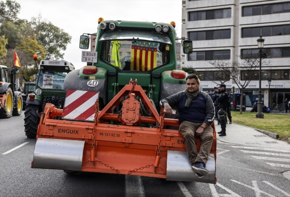 Una tractorada en València denuncia que la 