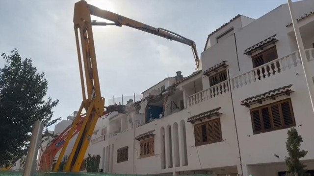 Empiezan los derribos de las cinco casas afectadas por la Dana en Catarroja