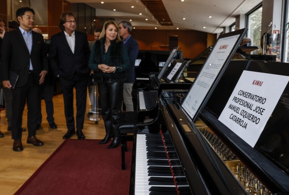 Conservatorios de Catarroja y Utiel reciben dos pianos de cola donados por Kawai para ayudar a 