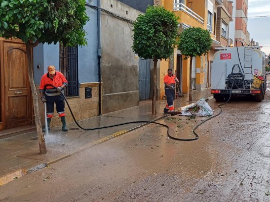 Las brigadas de Castelló se suman al voluntariado para limpiar las zonas afectadas por la Dana