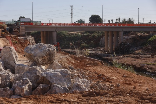 Torrent avanza en la rehabilitación del puente sobre el barranco del Poyo