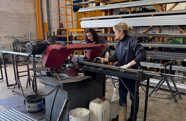 Empresas del metal elaboran 4.000 palas y azadas ‘made in Alcoy’ para limpiar efectos de la Dana