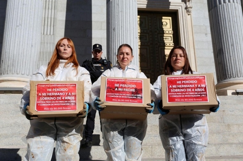 Familias vuelven a exigir al Congreso una investigación por la DANA y apuntan que volverán en marzo si no hay respuesta - CHANGE.ORG