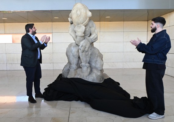 El artista y tatuador palmareño Ganga dona a la Arrixaca la escultura de un astronauta