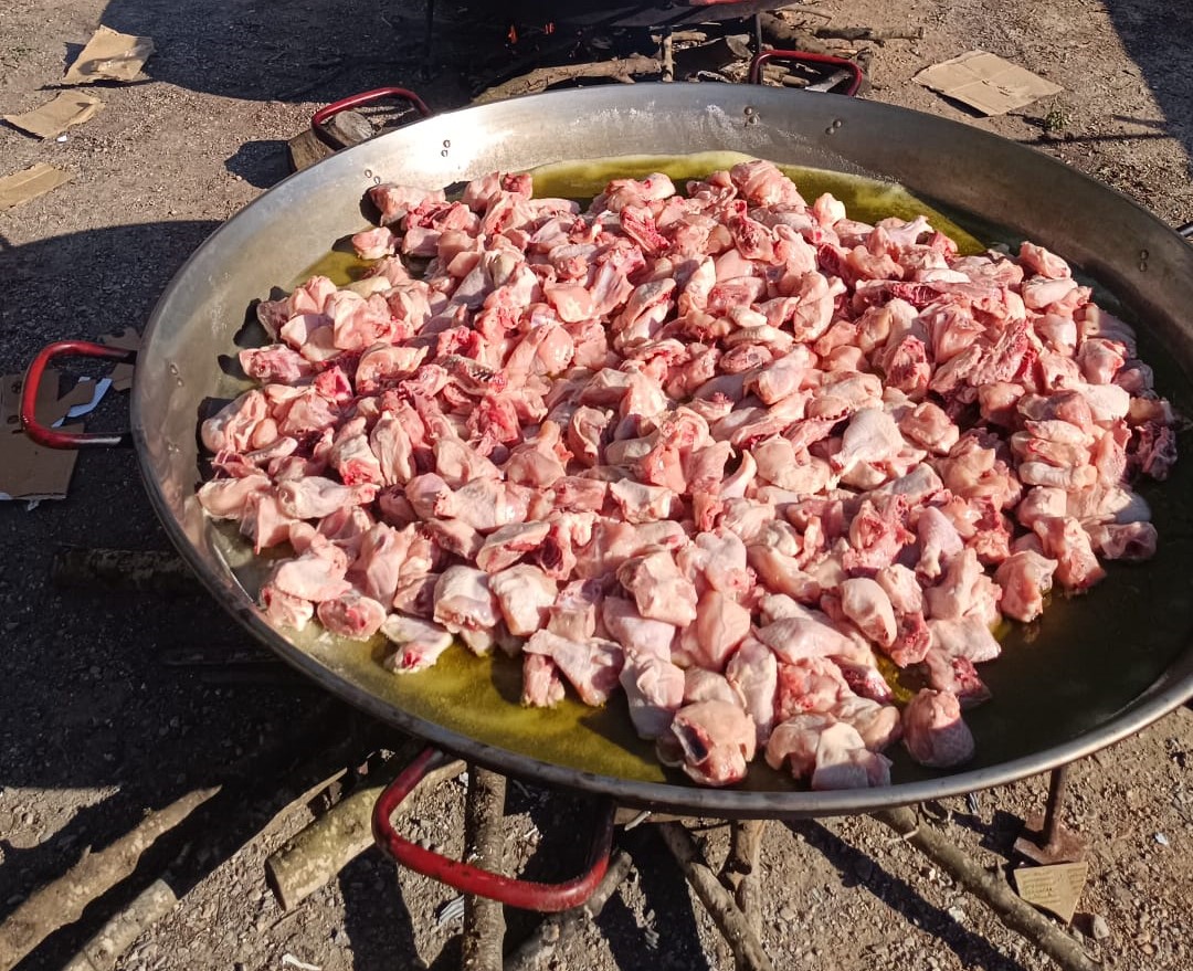 La Puebla de Arenoso cocina en Benetússer una paella solidaria en apoyo a los afectados por la Dana
