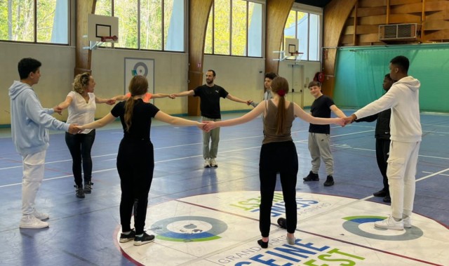 Bailamos para estar juntas': Espai LaGranja revisa los roles de género en los bailes de salón