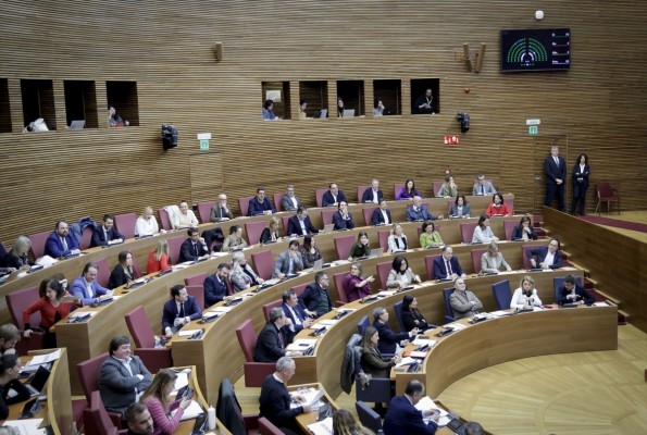 Les Corts debatirán la próxima semana la propuesta de Compromís para que los diputados se posicionen sobre la dimisión de Mazón