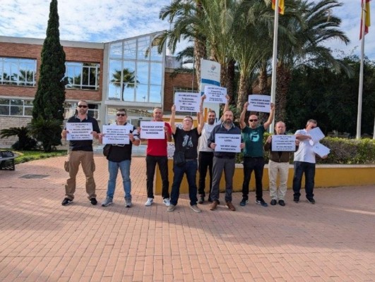Los trabajadores del Puerto se concentran en protesta por tres despidos y diez sanciones