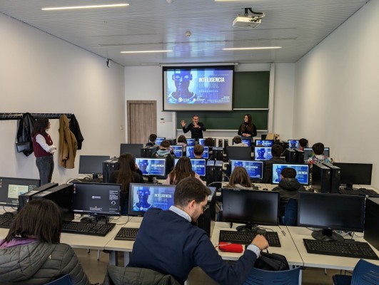 Una veintena de estudiantes participan en la jornada Ciencia y Tecnología en Femenino del PCUMH