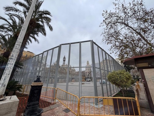 Avanza la instalación de la 'jaula' en la plaza del Ayuntamiento para las 'mascletaes' de Fallas