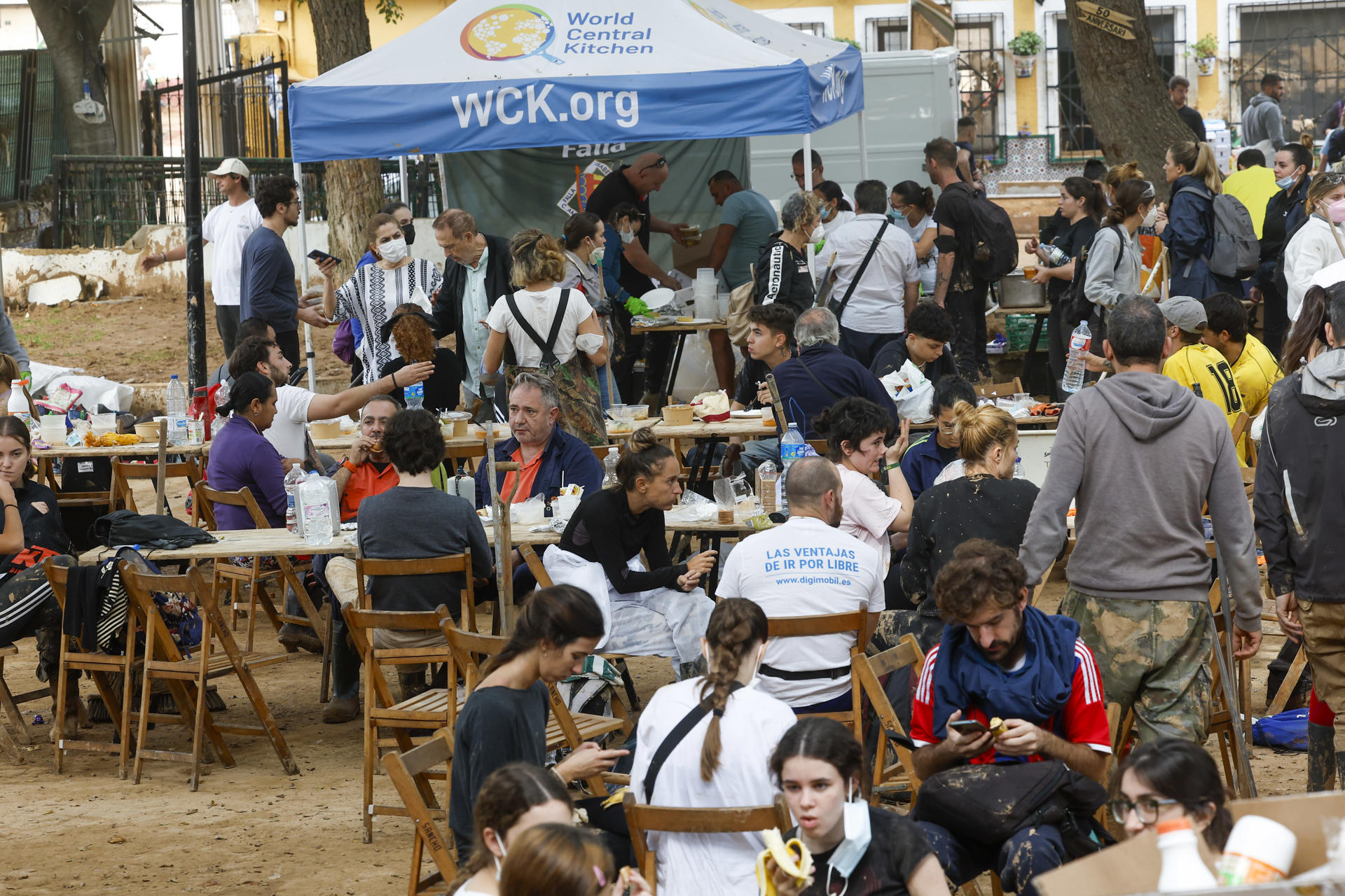 Voluntarios paran a comer en un punto de comida de la World Central Kitchen. Foto: EFE/CHEMA MOYA - 
