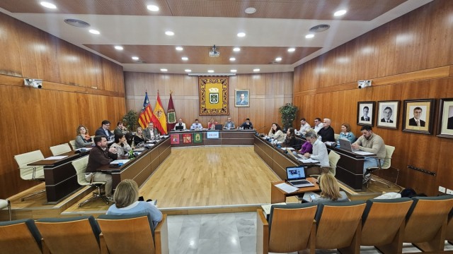 Calp aprueba solicitar ayudas a la UE para la nueva de la Oficina Turística y la remodelación del paseo marítimo de la Fossa y de la plaza Mayor