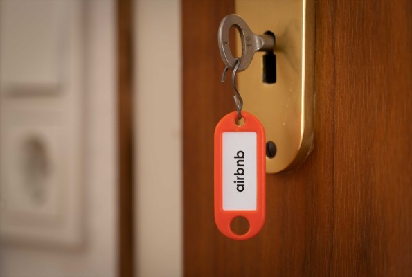 La Eurocámara da luz verde a las nuevas normas que exigirán a 'apps' como Uber o Airbnb recaudar el IVA
