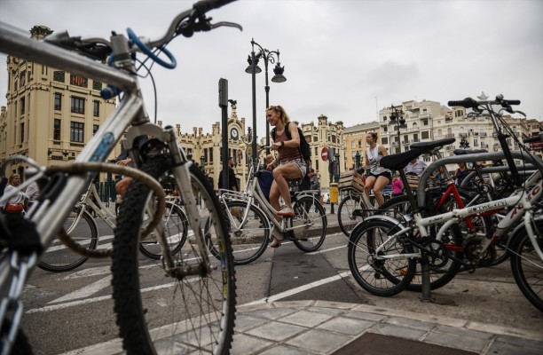 Nueva campaña de control de patinetes y bicicletas en València: aceras, seguridad y turistas