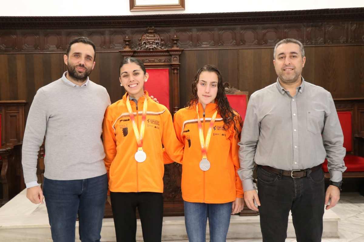 El Ayuntamiento de Sagunto homenajea a las atletas Luna Crispín y Ainhoa Martín  
