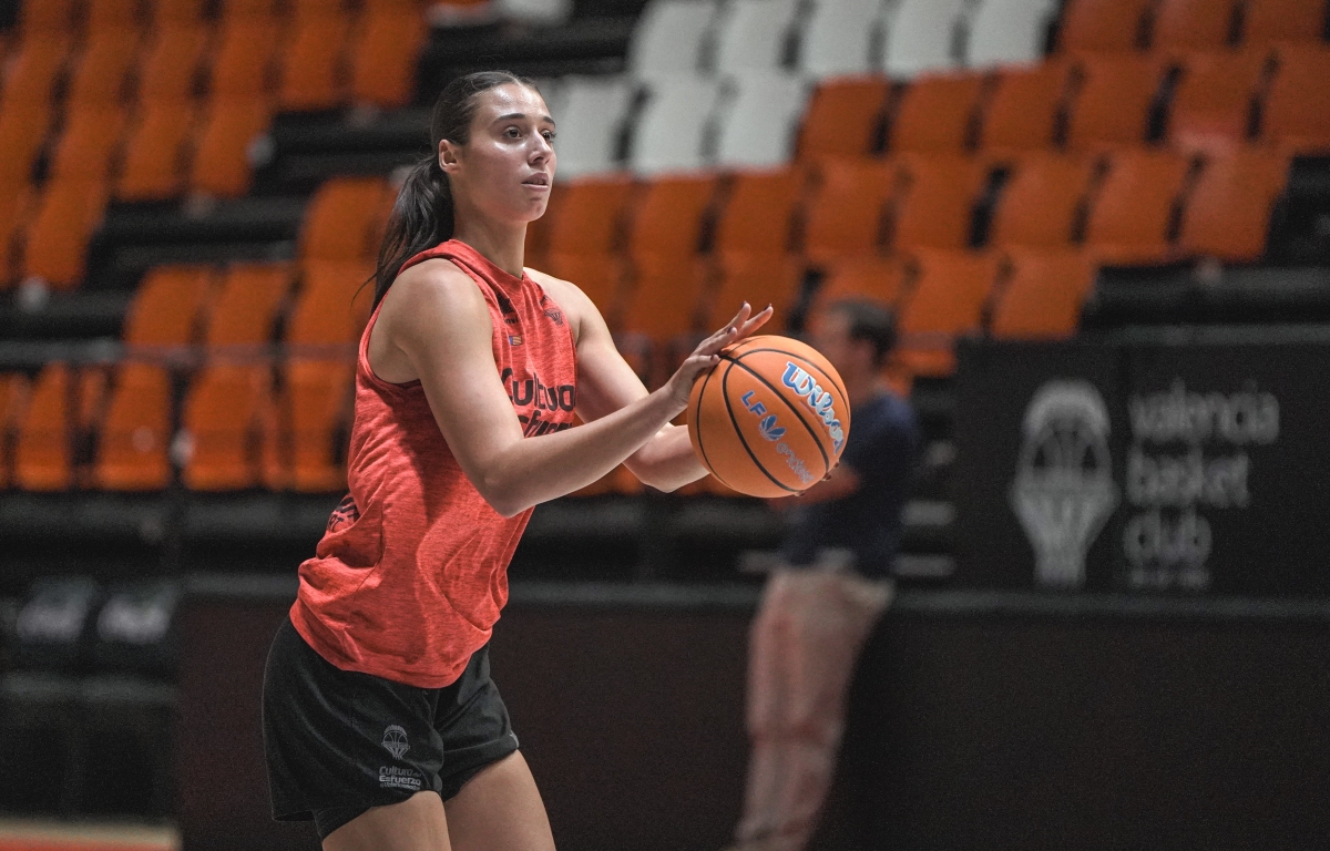 Raquel Carrera recibe el alta médica tras once meses lesionada y ultima su regreso