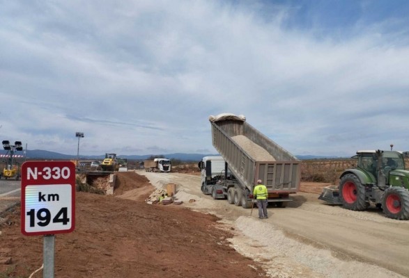 Transportes tiene movilizados cien camiones para extender tierra en el desvío provisional de la A7