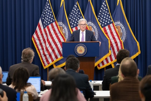 Powell destaca la independencia de la Fed frente a la petición de Trump de bajar los tipos