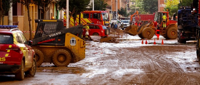 Bomberos de Castellón trabajan en Catarroja en la retirada de enseres y búsqueda de desaparecidos