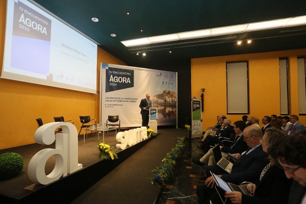 Técnicos municipales debaten sobre la nueva tasa de basuras y financiación local en el IV Encuentro Ágora en Alicante