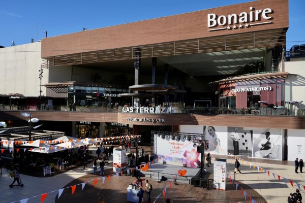 Bonaire vuelve a latir tras la Dana: reabre con un centenar de locales, el 70% del espacio comercial