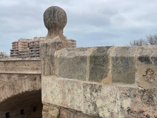 Finaliza la rehabilitación del pretril de la explanada de Torres de Serranos, que estará listo para la Crida
