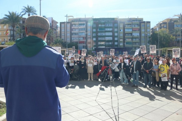 Un centenar de vecinos de Molina protestan conta la xenofobia y reclaman el cese del portavoz de Vox 
