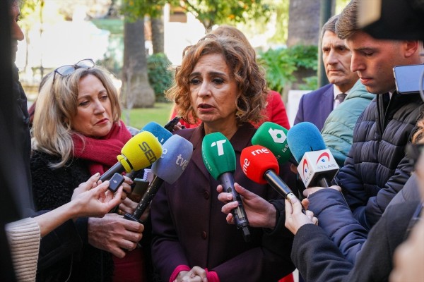 Montero subraya que solo el 20 % de perceptores del SMI tendrán que tributar en el IRPF