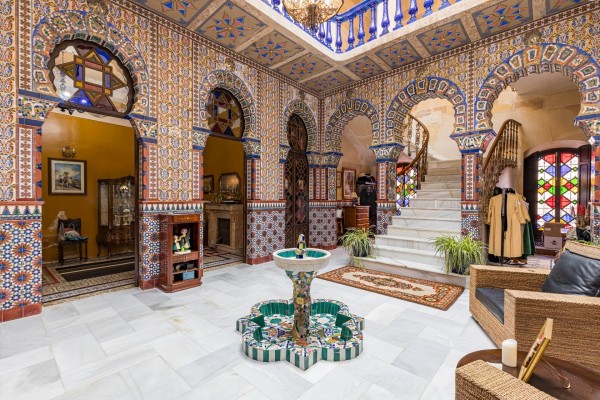 Un palacete en Jumilla de 1920 para vivir 'Las mil y una noches': cuando el lujo neonazarí era tendencia