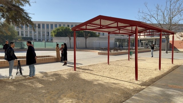 Elche instala pérgolas en ocho centros educativos de primaria