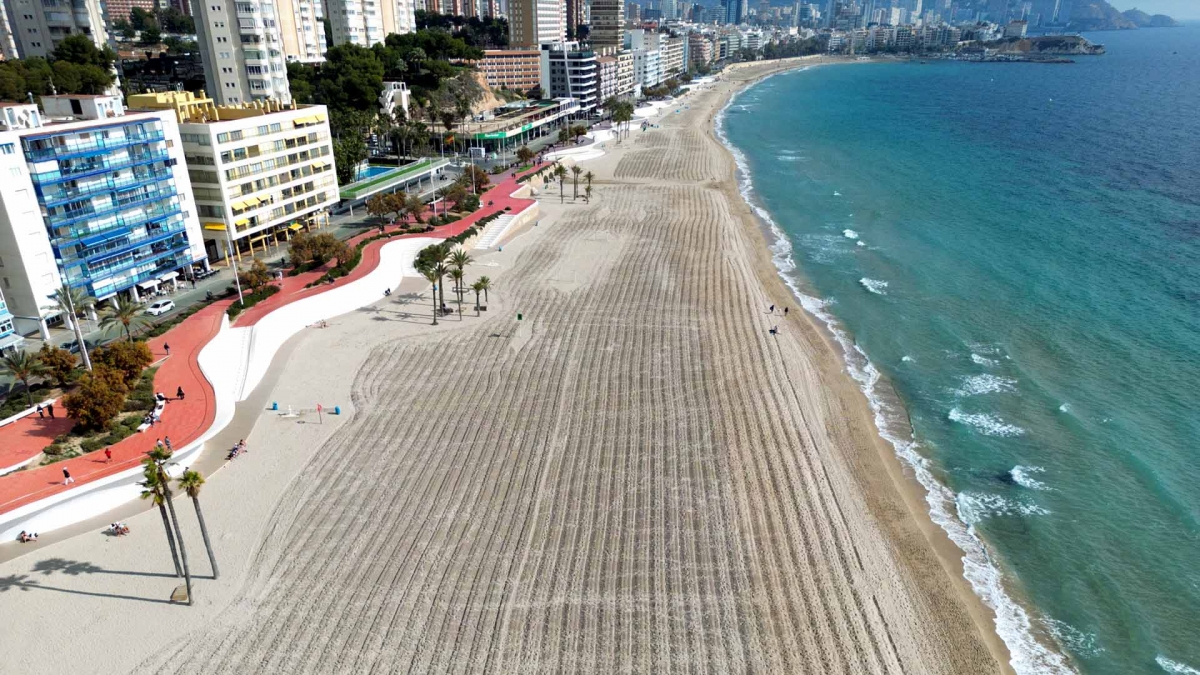 Limpieza intensiva de las playas Benidorm para las primeras citas turísticas del año