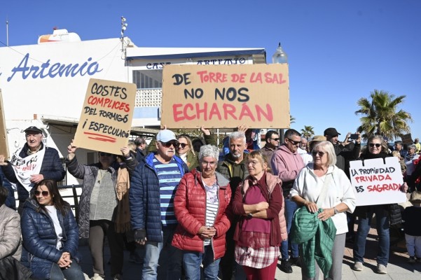 Vecinos de Torre de la Sal exigen con una protesta la protección del poblado marítimo