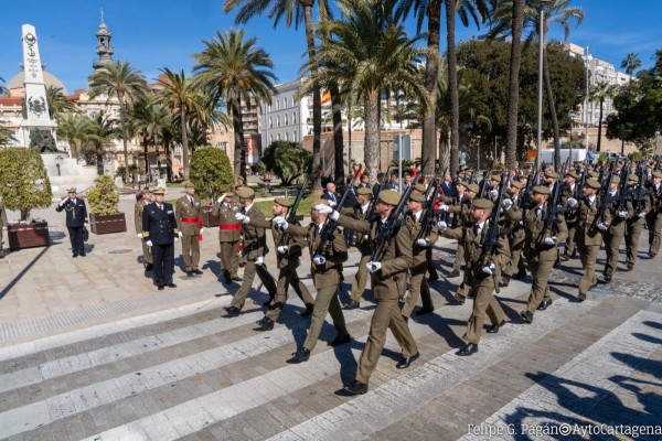 Cartagena rinde homenaje al RAAA 73 con la entrega de su nuevo estandarte nacional
