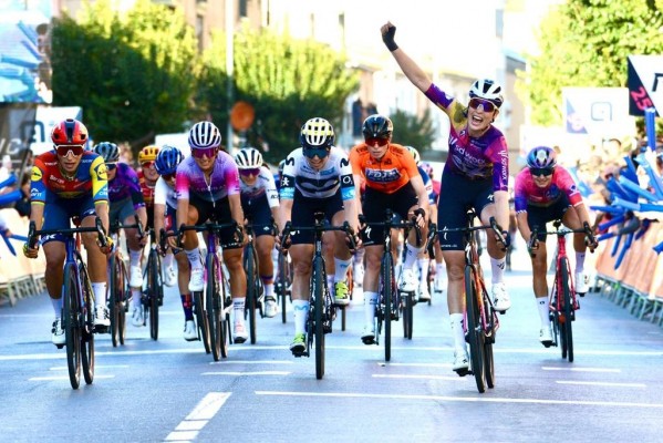 La neerlandesa Mischa Bredewod gana al esprint en Nules en la Volta Ciclista a la Comunitat