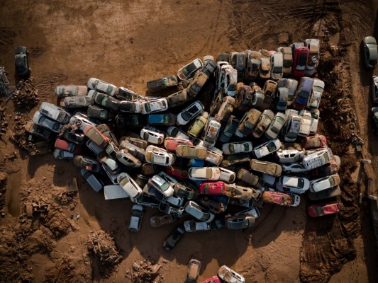 Las impactantes fotografías de Chembos y la obra de 50 artistas agitan la memoria de la dana en Léucade y El Punto Rojo