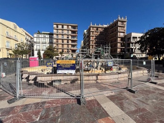 El Ayuntamiento inicia la restauración del monumento al río Túria en la plaza de la Mare de Déu