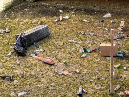Huermur denuncia el estado insalubre del canal de los Molinos del Río y exige al Ayuntamiento su limpieza inmediata