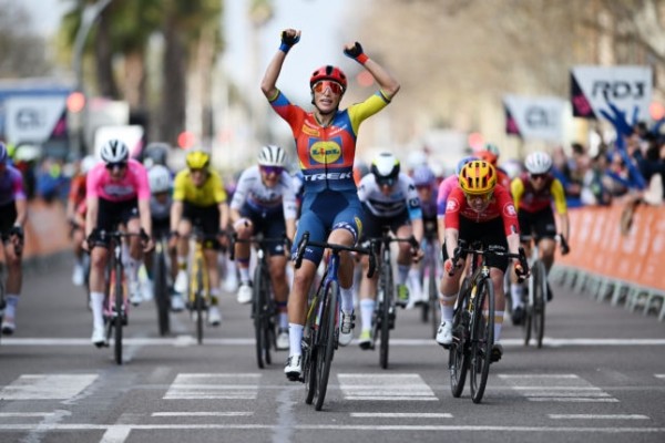 La italiana Balsamo confirma su idilio con la Setmana Ciclista y Vollering sigue líder